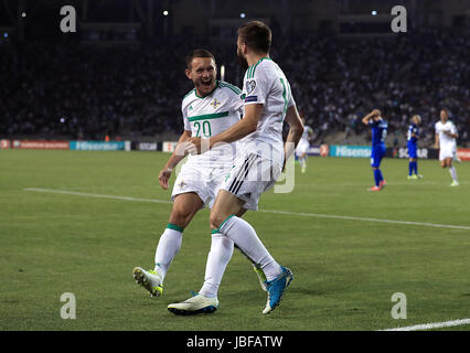 In Irlanda del Nord la Stuart Dallas (destra) punteggio celebra il suo lato del primo obiettivo del gioco con Lee Hodson durante il 2018 FIFA World Cup qualifica, gruppo C corrispondono alla Tofik Bakhramov Stadium, Baku. Foto Stock