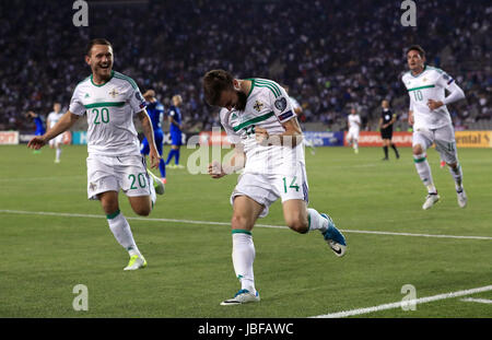 In Irlanda del Nord la Stuart Dallas (centro) punteggio celebra il suo lato del primo obiettivo del gioco durante il 2018 FIFA World Cup qualifica, gruppo C corrispondono alla Tofik Bakhramov Stadium, Baku. Foto Stock