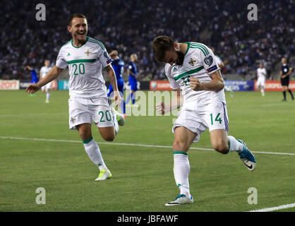 In Irlanda del Nord la Stuart Dallas (destra) punteggio celebra il suo lato del primo obiettivo del gioco con Lee Hodson durante il 2018 FIFA World Cup qualifica, gruppo C corrispondono alla Tofik Bakhramov Stadium, Baku. Foto Stock