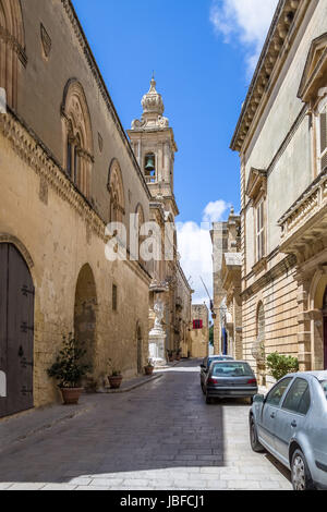 Vecchia strada stretta di Mdina con chiesa carmelitana del Campanile - Mdina, Malta Foto Stock