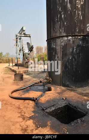 Vecchio pumpjack di pompaggio del greggio dal pozzo petrolifero Foto Stock