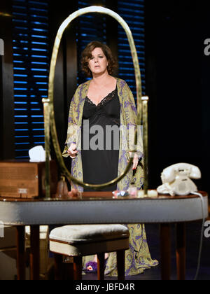 Marcia Gay Harden nel ruolo della Principessa Kosmonopolis aka Alexandra del Lago in una scena di Tennessee Williams Sweet Bird della Gioventù, Chichester F Foto Stock