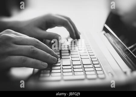 Mani maschio su una tastiera portatile. computer tastiera portatile la digitazione di mano tecnologia internet concetto di lavoro Foto Stock