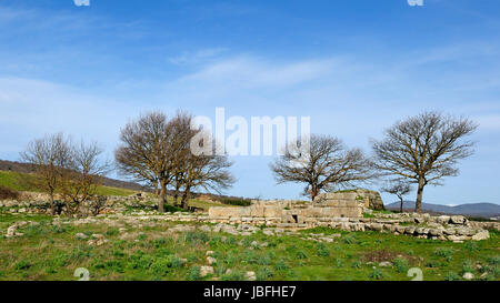 Tombe dei giganti di Madau. La necropoli di Madau si trova nei pressi del nuraghe complesso conosciuto come il Gremanu, una necropoli nuragica che è l'altopiano di Pratobello. Barbagia Ollolai nel mezzo della vallata del riu Madau, in direzione del Passo di Corru 'e Boi. Il complesso comprende quattro sepoltura tombe dei giganti, realizzata in età nuragica, risalente al tardo Bronze-Late Età del Bronzo (1300-900 a.C.). Foto Stock