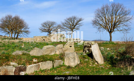 Tombe dei giganti di Madau. La necropoli di Madau si trova nei pressi del nuraghe complesso conosciuto come il Gremanu, una necropoli nuragica che è l'altopiano di Pratobello. Barbagia Ollolai nel mezzo della vallata del riu Madau, in direzione del Passo di Corru 'e Boi. Il complesso comprende quattro sepoltura tombe dei giganti, realizzata in età nuragica, risalente al tardo Bronze-Late Età del Bronzo (1300-900 a.C.). Foto Stock