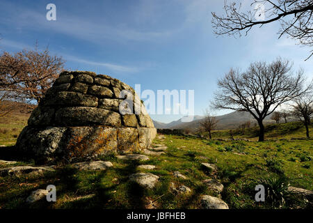 Tombe dei giganti di Madau. La necropoli di Madau si trova nei pressi del nuraghe complesso conosciuto come il Gremanu, una necropoli nuragica che è l'altopiano di Pratobello. Barbagia Ollolai nel mezzo della vallata del riu Madau, in direzione del Passo di Corru 'e Boi. Il complesso comprende quattro sepoltura tombe dei giganti, realizzata in età nuragica, risalente al tardo Bronze-Late Età del Bronzo (1300-900 a.C.). Foto Stock