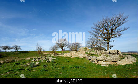 Tombe dei giganti di Madau. La necropoli di Madau si trova nei pressi del nuraghe complesso conosciuto come il Gremanu, una necropoli nuragica che è l'altopiano di Pratobello. Barbagia Ollolai nel mezzo della vallata del riu Madau, in direzione del Passo di Corru 'e Boi. Il complesso comprende quattro sepoltura tombe dei giganti, realizzata in età nuragica, risalente al tardo Bronze-Late Età del Bronzo (1300-900 a.C.). Foto Stock