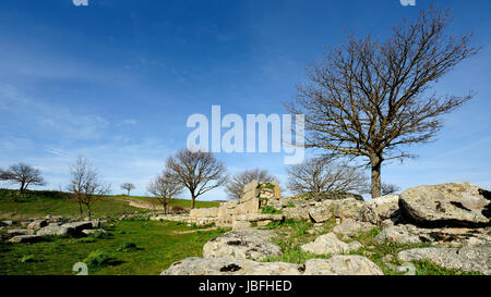 Tombe dei giganti di Madau. La necropoli di Madau si trova nei pressi del nuraghe complesso conosciuto come il Gremanu, una necropoli nuragica che è l'altopiano di Pratobello. Barbagia Ollolai nel mezzo della vallata del riu Madau, in direzione del Passo di Corru 'e Boi. Il complesso comprende quattro sepoltura tombe dei giganti, realizzata in età nuragica, risalente al tardo Bronze-Late Età del Bronzo (1300-900 a.C.). Foto Stock