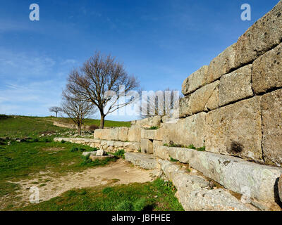 Tombe dei giganti di Madau. La necropoli di Madau si trova nei pressi del nuraghe complesso conosciuto come il Gremanu, una necropoli nuragica che è l'altopiano di Pratobello. Barbagia Ollolai nel mezzo della vallata del riu Madau, in direzione del Passo di Corru 'e Boi. Il complesso comprende quattro sepoltura tombe dei giganti, realizzata in età nuragica, risalente al tardo Bronze-Late Età del Bronzo (1300-900 a.C.). Foto Stock