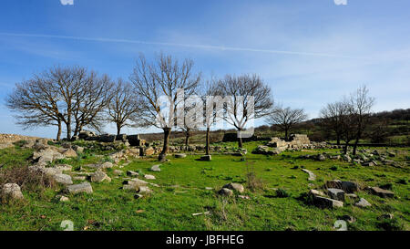 Tombe dei giganti di Madau. La necropoli di Madau si trova nei pressi del nuraghe complesso conosciuto come il Gremanu, una necropoli nuragica che è l'altopiano di Pratobello. Barbagia Ollolai nel mezzo della vallata del riu Madau, in direzione del Passo di Corru 'e Boi. Il complesso comprende quattro sepoltura tombe dei giganti, realizzata in età nuragica, risalente al tardo Bronze-Late Età del Bronzo (1300-900 a.C.). Foto Stock