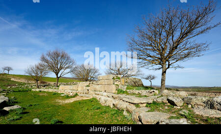 Tombe dei giganti di Madau. La necropoli di Madau si trova nei pressi del nuraghe complesso conosciuto come il Gremanu, una necropoli nuragica che è l'altopiano di Pratobello. Barbagia Ollolai nel mezzo della vallata del riu Madau, in direzione del Passo di Corru 'e Boi. Il complesso comprende quattro sepoltura tombe dei giganti, realizzata in età nuragica, risalente al tardo Bronze-Late Età del Bronzo (1300-900 a.C.). Foto Stock