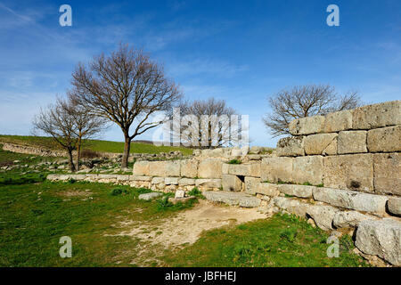 Tombe dei giganti di Madau. La necropoli di Madau si trova nei pressi del nuraghe complesso conosciuto come il Gremanu, una necropoli nuragica che è l'altopiano di Pratobello. Barbagia Ollolai nel mezzo della vallata del riu Madau, in direzione del Passo di Corru 'e Boi. Il complesso comprende quattro sepoltura tombe dei giganti, realizzata in età nuragica, risalente al tardo Bronze-Late Età del Bronzo (1300-900 a.C.). Foto Stock