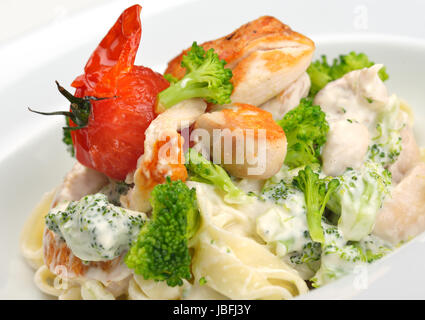 Maccheroni con formaggio, pollo e funghi Foto Stock