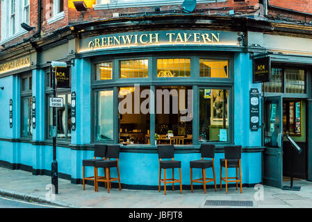 London, Regno Unito - 01 Giugno 2017: catene vuota nella parte anteriore del Greenwich Tavern public house in Greenwich, London, Regno Unito Foto Stock