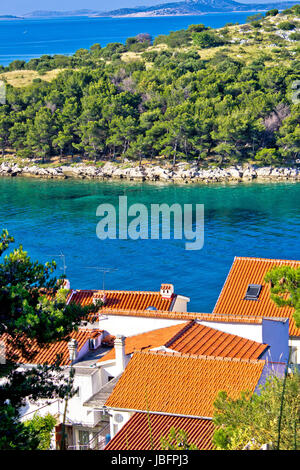 Tetti, il mare e le isole di pietra del Parco Nazionale di Kornati, Croazia Foto Stock
