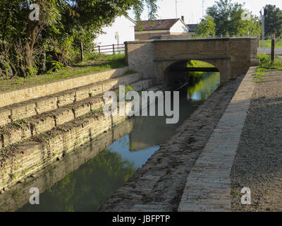 Lugo,Italia - 22 settembre: il ponte delle lavandaie a Lugo il 22 settembre 2013. Nel 1600 DC, le donne italiane lavato le loro vesti con le acque del canale vecchio seduto su queste scale. Il primo motore elettrico alimentato a macchina di lavaggio è stato introdotto nel 1908 NEGLI STATI UNITI Foto Stock