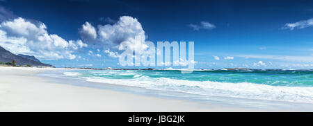 Panorama di una spiaggia paesaggio, Clifton Beach, Città del Capo, Sud Africa, panoramica seascape, meraviglioso clima, vacanze estive Foto Stock