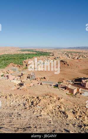 Belle lussureggianti oasi verde con edifici e montagne a Todra Gorge, Marocco, Africa del Nord. Foto Stock