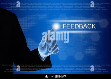 Business mano spingendo il pulsante feedback su una interfaccia touch-screen Foto Stock