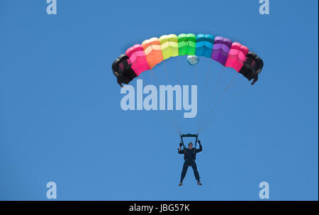 CORDOBA, Spagna, - Jun 10, 2013: non identificati eseguendo paracadutista paracadutismo acrobatico con cielo blu in background. Cordoba, Spagna, il 2 giugno 2013 Foto Stock