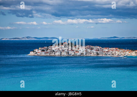 Primosten, famosa destinazione turistica della Croazia. Città sulla piccola penisola. Foto Stock