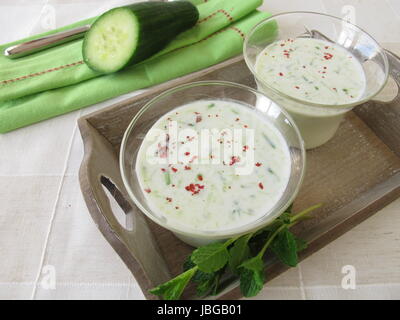 Fredda zuppa di cetrioli serviti in vetro Foto Stock