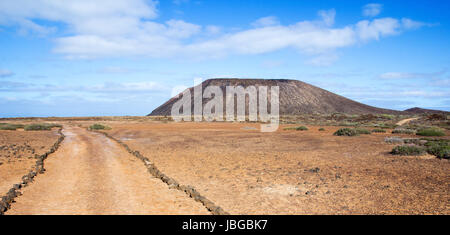 Sentiero del vulcano e la caldera sulla piccola isola di Los Lobos, vicino a Fuerteventura, Isole Canarie, Spagna. Foto Stock