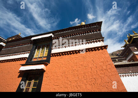 Dettaglio della tradizionale tempio tibetano: il monastero di Palkhor nella provincia del Tibet in Cina. Nel 2013 il tempio è stato trasformato in un museo ma ci sono ancora una grande comunità di monaci che vivono con diverse case. Foto Stock