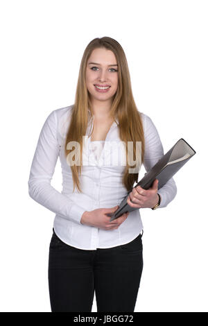 Freigestelltes Foto einer jungen lächelnden Frau, die einen schwarzen Aktenorder hält Foto Stock