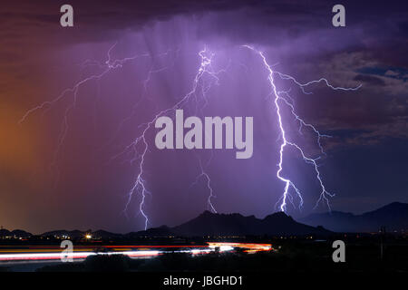 Un fulmine drammatico colpisce una montagna durante una potente tempesta di tuoni nei pressi di Tucson, Arizona Foto Stock