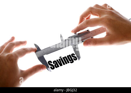 Due mani tenendo un calibro, misurare la parola "saving'. Foto Stock