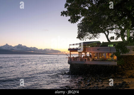 Turisti che si godono una cena al tramonto in un ristorante su Front Street Lahaina Maui Hawaii Foto Stock