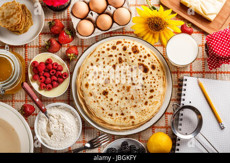 Appena sfornati pancake e pancake ingredienti Foto Stock