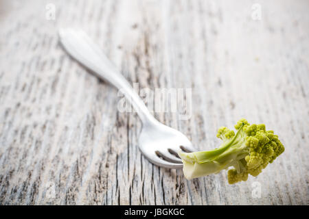 Romanesco broccoli su una forcella Foto Stock