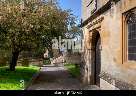 La vecchia chiesa di Cotswold a Mickleton vicino a Chipping Campden, Gloucestershire, Inghilterra. Foto Stock