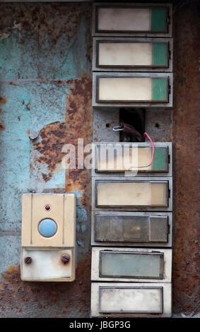 Varie del vecchio e danneggiato campanelli) - pulsanti Foto Stock