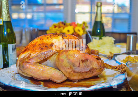 Tabella impostata prima di cena di ringraziamento con la Turchia, il sugo di carne, il ripieno Foto Stock