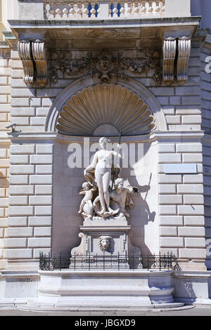 Le statue sulla facciata del Palazzo del Lloyd Triestino su Piazza Unita d'Italia, Trieste, Italia. Trieste è la capitale della regione autonoma Friuli- Foto Stock
