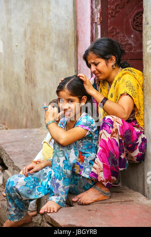 Donna locale toelettatura per i pidocchi su la figlia della testa in Fatehpur Sikri, Uttar Pradesh, India. La città è stata fondata nel 1569 dall'imperatore Mughal Akbar Foto Stock