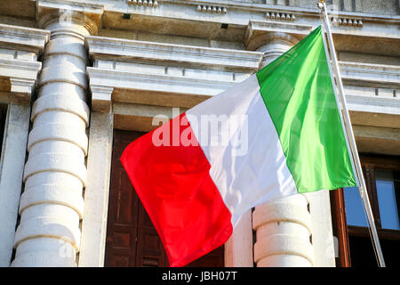 Bandiera nazionale battenti contro la costruzione di Venezia, Italia. La sua forma attuale è stata in uso dal 18 giugno 1946. Foto Stock