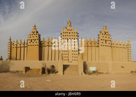La grande moschea di Djenné e tradizionale edificio di fango in Mali. Foto Stock