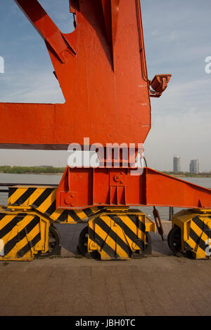 Il porto di shanghai sul fiume Huangpu con tardo pomeriggio la luce del mattino e gru rosso. Foto Stock