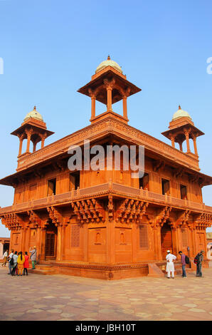 La gente camminare intorno al Diwan-i-Khas (Hall di pubblico privato) in Fatehpur Sikri, Uttar Pradesh, India. Fatehpur Sikri è uno dei meglio conservati ex Foto Stock