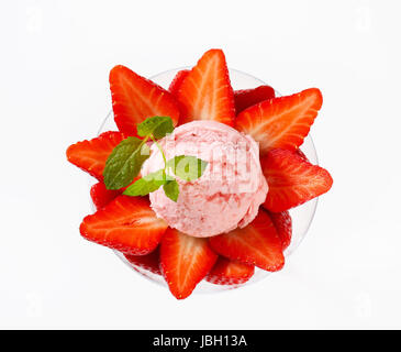 Gelato alla crema con fragole fresche in un coupe Foto Stock