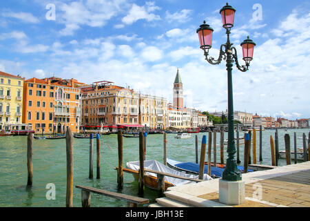 Waterfront del Canal Grande di Venezia, Italia. Venezia si trova di fronte a un gruppo di 117 piccole isole che sono separate da canali e collegate da ponti. Foto Stock