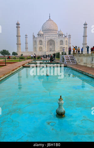 Taj Mahal di mattina presto per, Agra, Uttar Pradesh, India. Esso fu costruito nel 1632 dall'imperatore Shah Jahan come memoriale per la sua seconda moglie Mumtaz Mahal. Foto Stock