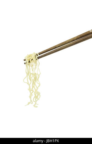 Bacchette holding oriental noodles isolato su uno sfondo bianco Foto Stock