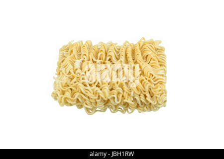 Pezzo di spaghetti istantanei su carta isolato sfondo bianco Foto Stock