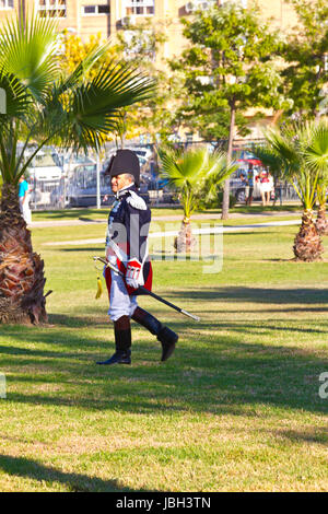 SAN FERNANDO, Spagna - Sep 24: Attore prendendo parte al militare storico rievoca il giuramento della costituzione spagnola di 1812 il Sep 24, 2011 in San Fernando, Spagna Foto Stock