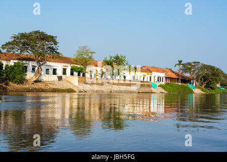 Storica città coloniale di Mompox, Colombia riflessa nel fiume Magdalena Foto Stock
